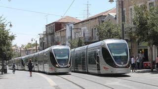 הרכבת הקלה נוסעת ברחובות ירושלים