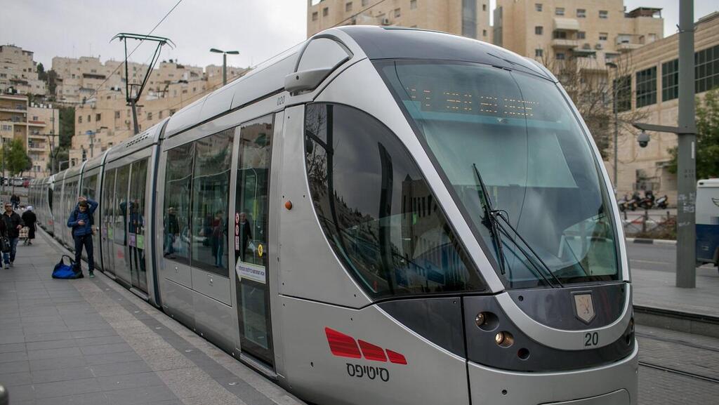 הרכבת הקלה נוסעת ברחובות ירושלים