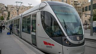 הרכבת הקלה נוסעת ברחובות ירושלים