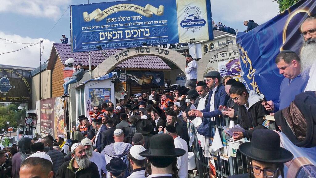 Hasidim in Uman on Rosh Hashana (Photo: AFP) הילולה בציון הקבר, במהלך חגי תשרי