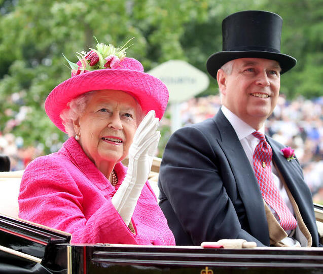 מזל שהיא לא בחיים כדי לראות את זה. אנדרו ואימו המלכה אליזבת (צילום: Stuart C. Wilson/Getty Images) הנסיך אנדרו והמלכה אליזבת