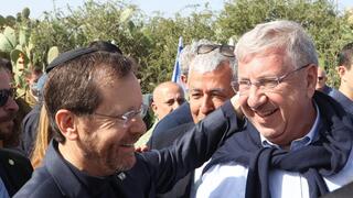 נשיא המדינה יצחק הרצוג ויעקב ברדוגו באזכרה לאריאל שרון