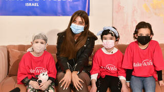 נועה קירל תורמת בגדים