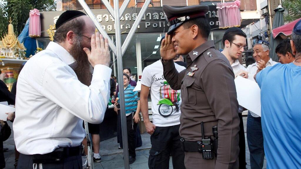 Chabad House in Bangkok מפקד המשטרה המקומי עם הרב נחמיה וילהלם