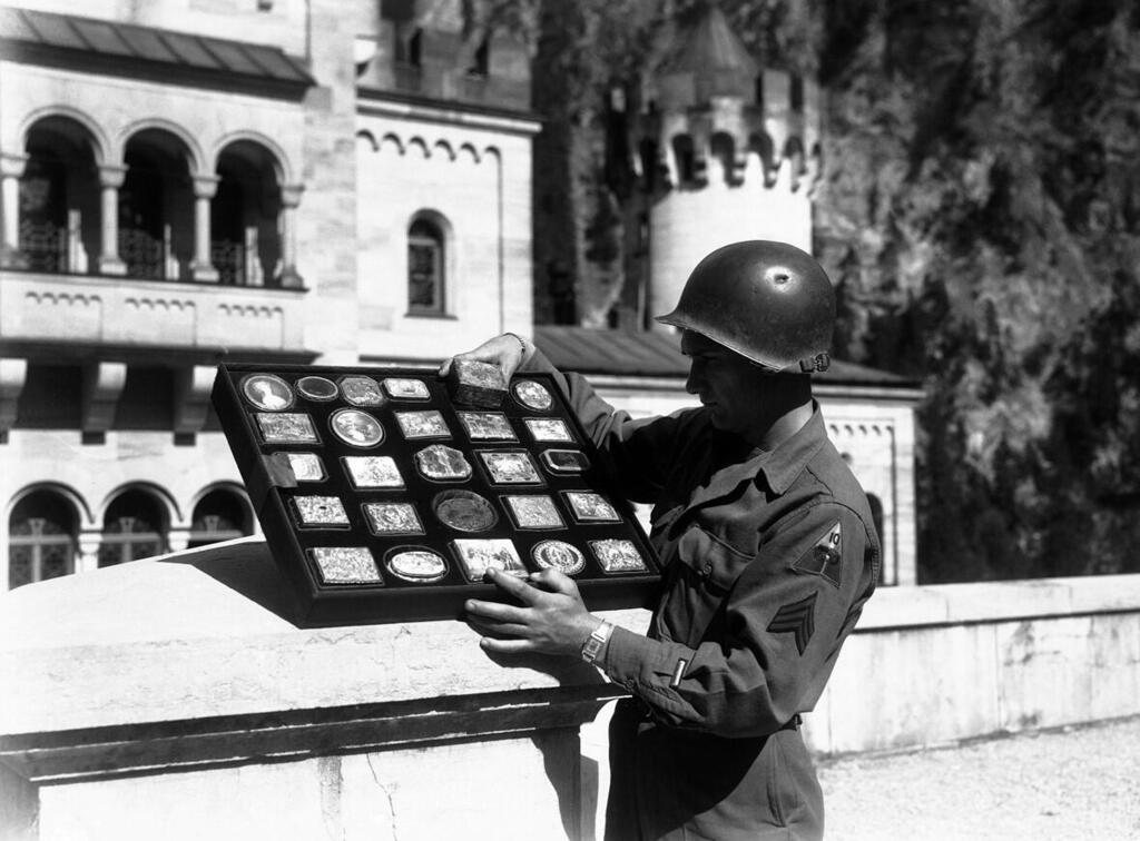 כוחות של בעלות הברית מחלצים אמנות גנובה באוסטריה, מאי 1945