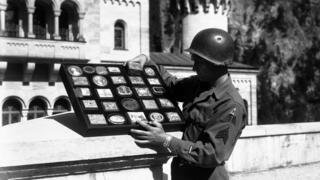 כוחות של בעלות הברית מחלצים אמנות גנובה באוסטריה, מאי 1945