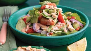 סלט עוף עם תותים ואבוקדו