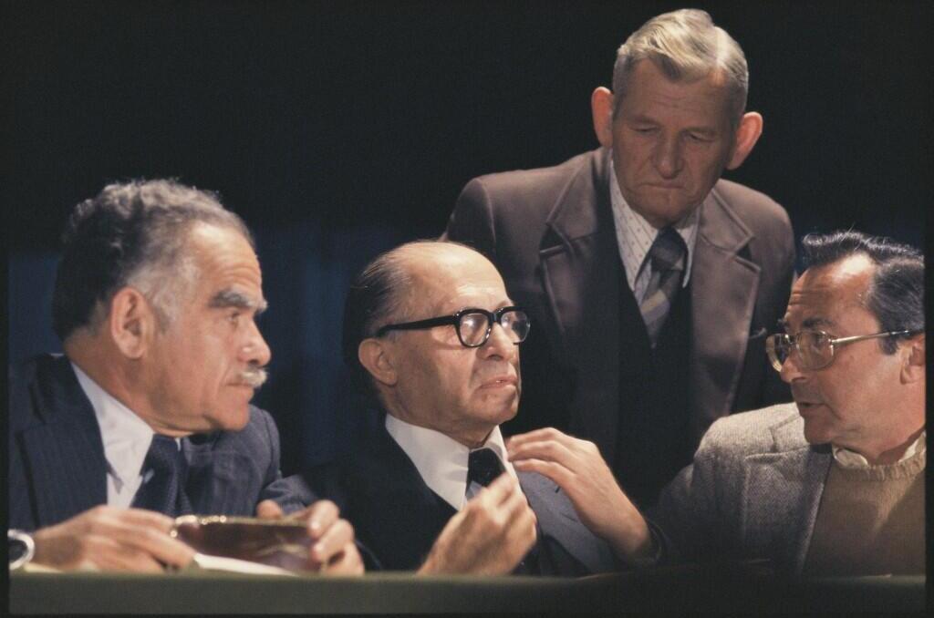Menachem Begin talks with Yitzhak Shamir, Moshe Arens and Eitan Livni in November 1977 (Photo: Alon Reininger, Courtesy of Contact Press Images NY) בגין משוחח עם יצחק שמיר, משה ארנס ואיתן לבני. נובמבר 1977