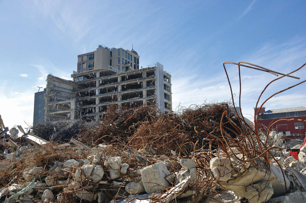 Photo: Shutterstock הסבת בניין משרדים למגורים מאפשרת את חיזוקו מפני רעידות אדמה גם אם מוסיפים לו רק 2.5 קומות