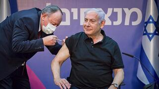 בנימין נתניהו מקבל חיסון של פייזר בדצמבר 2020