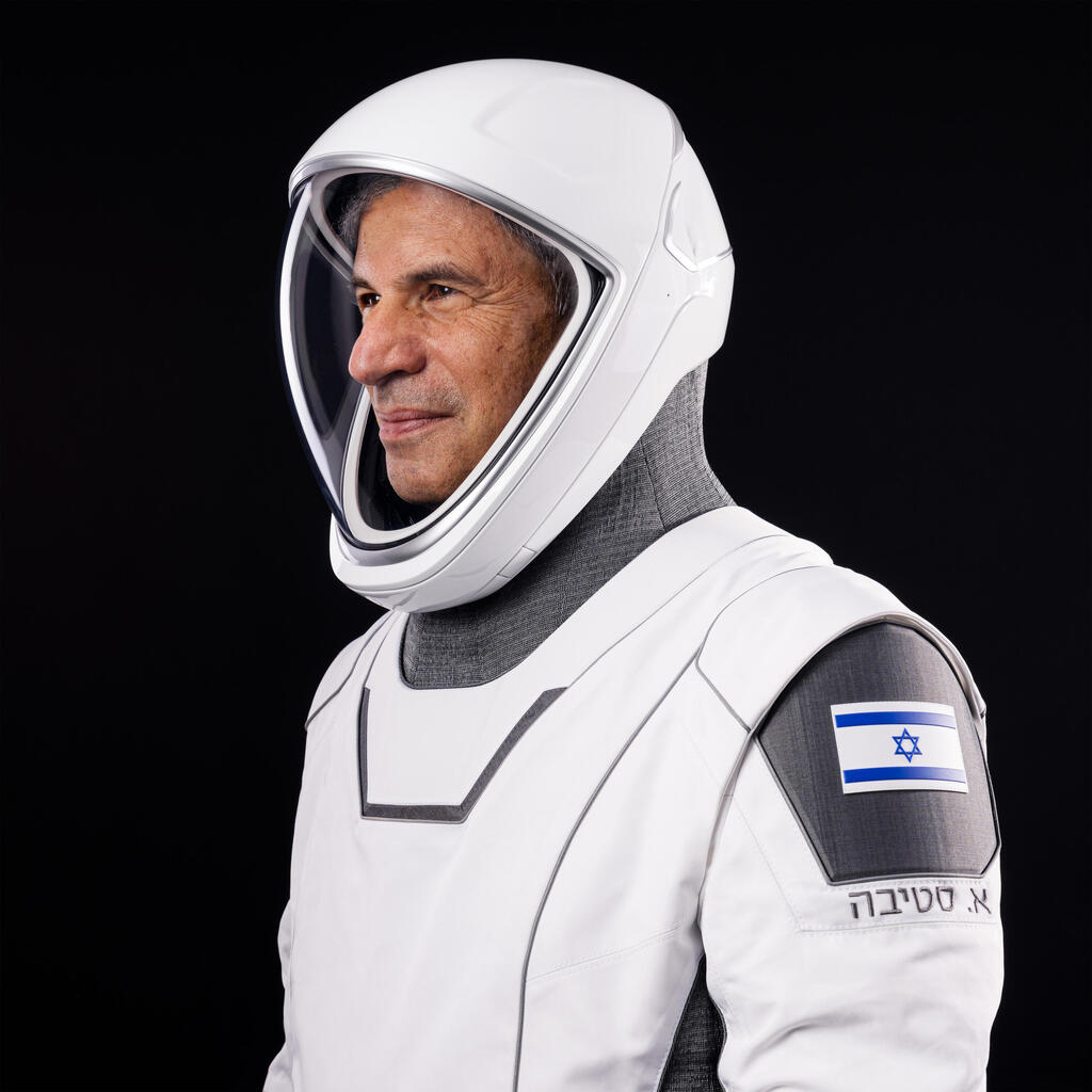איתן סטיבה בחליפת חלל (צילום: Axiom Space & SpaceX) איתן סטיבה בחליפת חלל