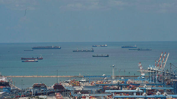 האוניות ממתינות מחוץ לנמלי חיפה