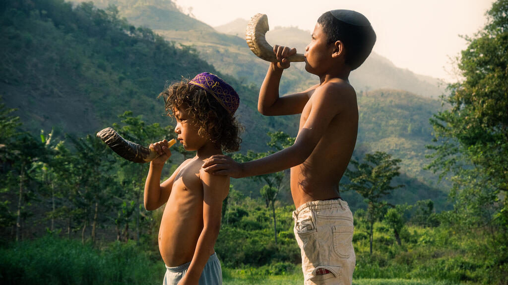 Photo: Dorit Lombroso ילדים תוקעים בשופר