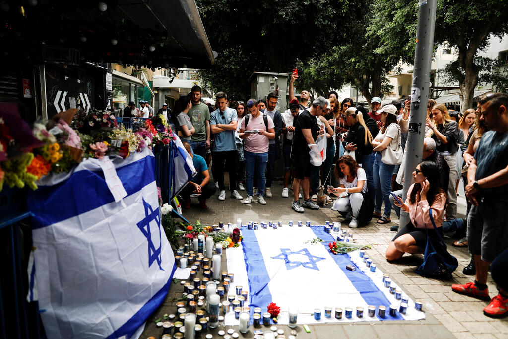 אנשים הגיעו להדליק נרות ולהניח פרחים בזירת הפיגוע