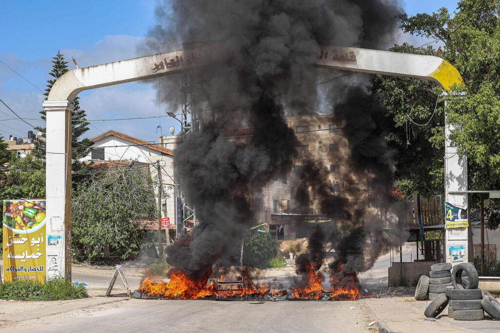 Tires being burned in Jenin (Photo: AFP) פעילות כוחות הביטחון בג'נין