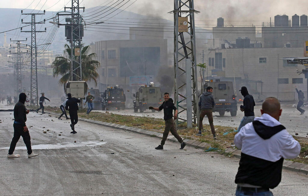 Clashes between IDF forces and Palestinians in Nablus, West Bank, April 13, 2022 (Photo: AFP) עימותים בין פלסטינים לצה"ל בשכם