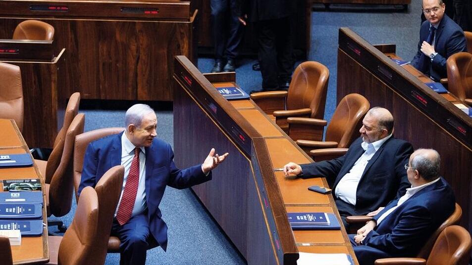 Биньямин Нетаниягу и Мансур Аббас (Фото: Алекс Коломойский) בנימין נתניהו ומנסור עבאס במליאת הכנסת