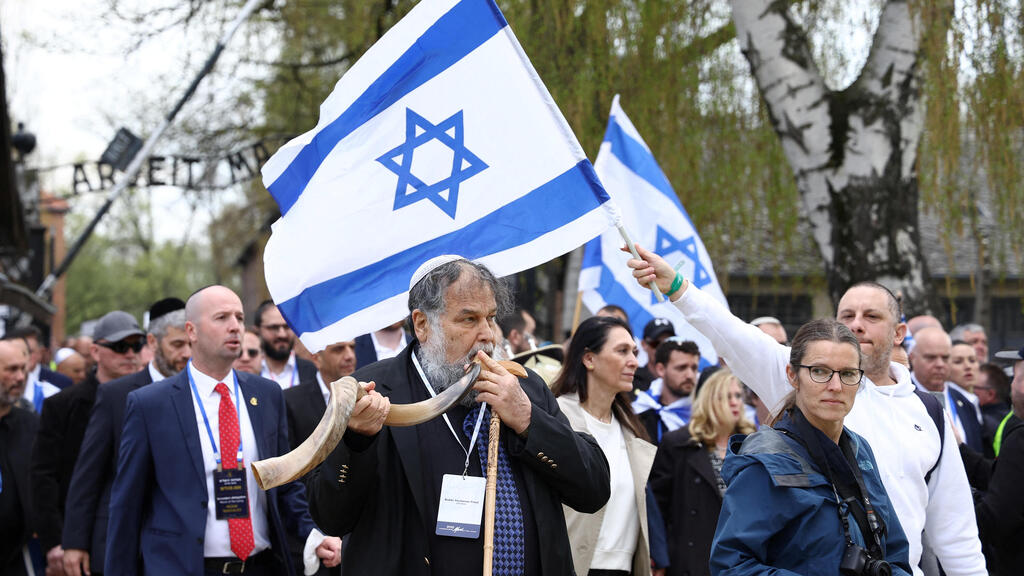 Марш жизни (Фото: Reuters) מצעד החיים באושוויץ הרב יוחנן פריד