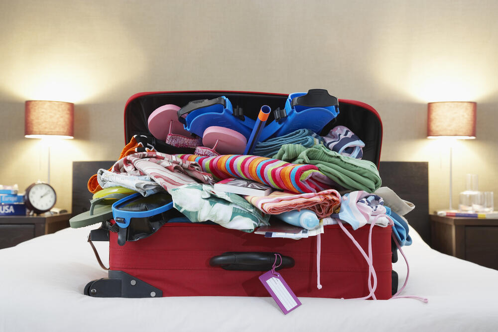 An overstuffed suitcase from overpacking (Photo: shutterstock) מזוודה מתפקעת עקב אריזת יתר