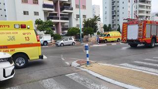 כבאיות ואמבולנסים בזירת התאונה ברחוב רב שאולי באשדוד