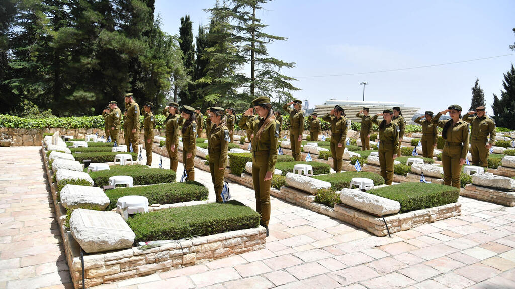 Memorial Day in Israel (Photo: Yoav Dudkevich) טקס הנחת דגל הלאום על קברי חללי צה"ל הר הרצל ירושלים