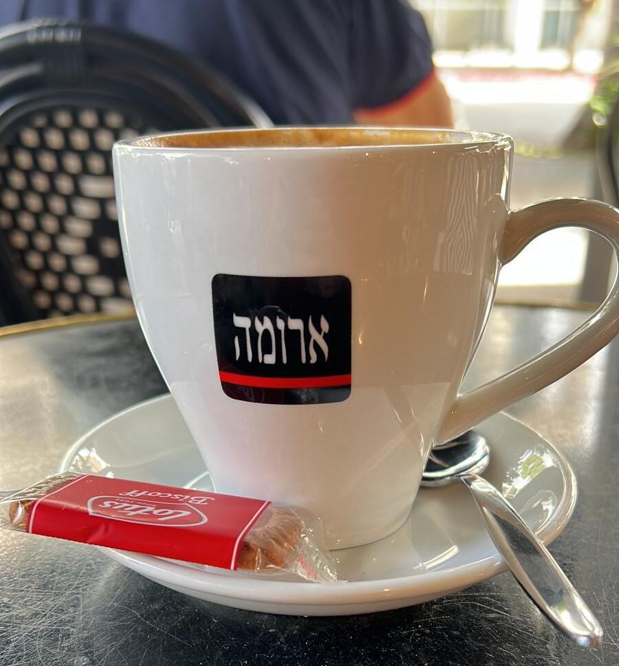 כוס קפה של ארומה עם עוגיית לוטוס במקום שוקולד