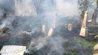 עשרות מצבות נפגעו. בית העלמין היהודי שהופצץ בהלוחיב