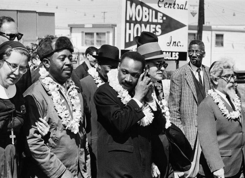 Martin Luther King Jr. (center) and Rabbi Abraham Joshua Heschel (right) marching together during the civil rights movement (Photo: getty images) השל (מימין) צועד לצד מרטין לותר קינג (במרכז)