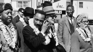 השל (מימין) צועד לצד מרטין לותר קינג (במרכז)