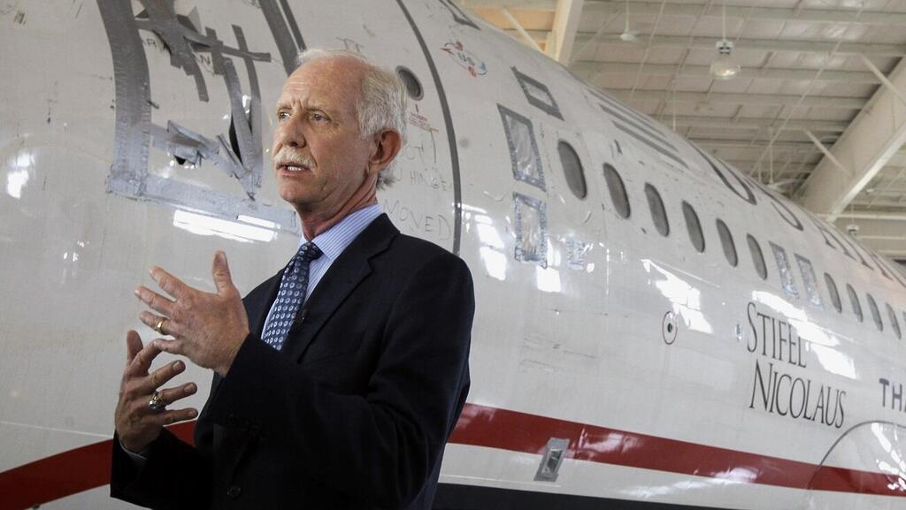 Chesley ‘Sully’ Sullenberger with a US Airways aircraft in the background (Photo: AP) הטייס צ'סלי "סאלי" סאלנברגר