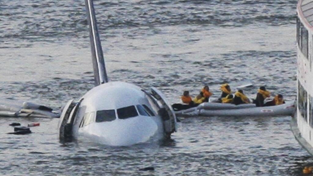 US Airways Flight 1549 after landing on the Hudson River (Photo: AP) טיסה 1549 של יו אס איירווייז שביצעה נחיתת חירום בנהר ההדסון