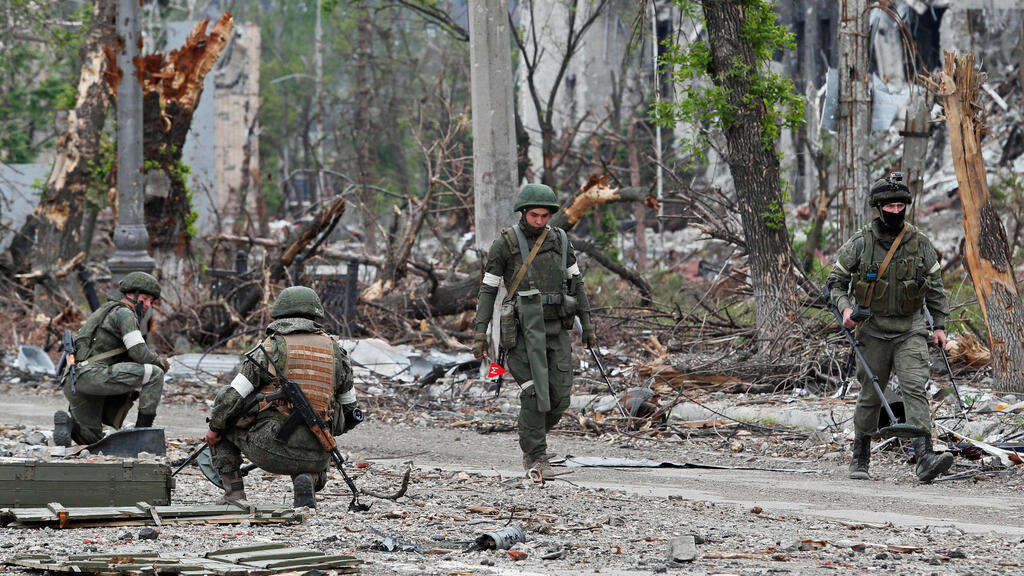 חיילים רוסים ב מפעל המתכות אזובסטל ב מריופול אחרי כניעת הלוחמים האוקראינים מלחמה רוסיה אוקראינה