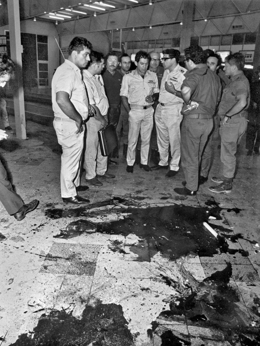 Blood on the floor at Ben Gurion Airport after the May 30, 1972 terror attack (Photo: AFP) ארכיון מתקפת הטרור 1972 ב נתב"ג נמל התעופה בן גוריון קוזו אוקמוטו הצבא האדום היפני החזית העממית ל שחרור פלסטין פיגוע