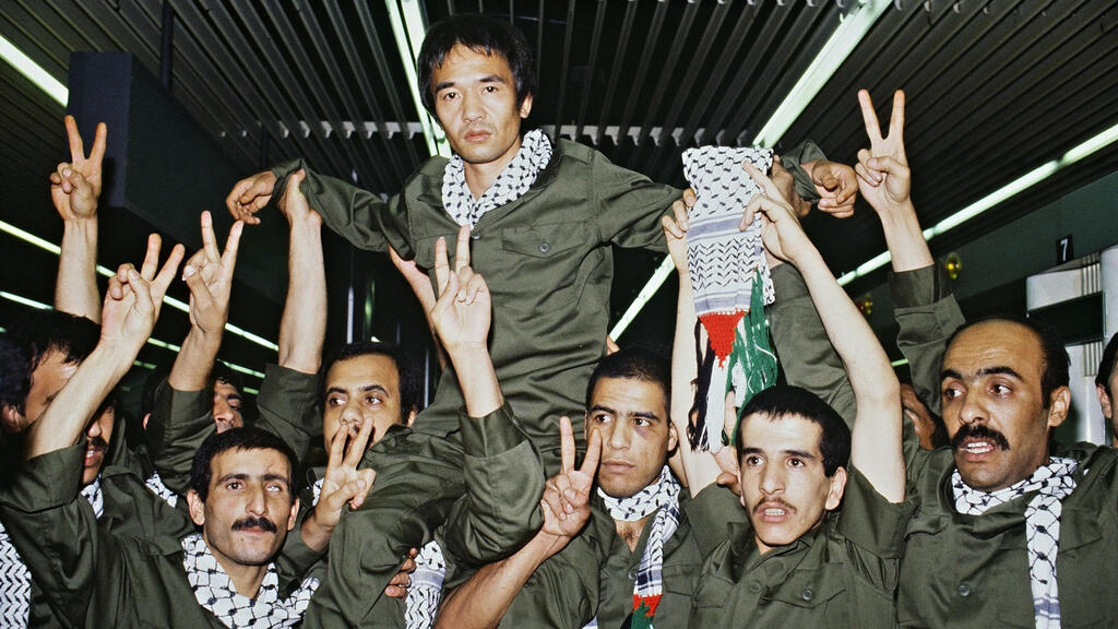Okamoto following his release in the Jibril prisoner exchange in 1985 (Photo: AFP) ארכיון קוזו אוקמוטו מתקבל ב תשואות ב טריפולי לבנון 1985 עסקת ג'יבריל
