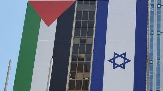 דגלי ישראל ופלסטין על בניין הבורסה ברמת גן