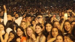 הקהל בהופעה של עדן חסון בפארק הירקון