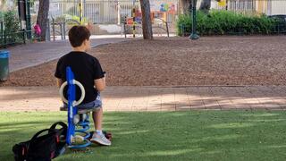 מחכה מול שער בית הספר