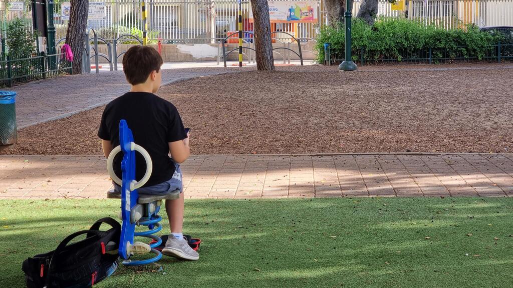 מחכה מול שער בית הספר