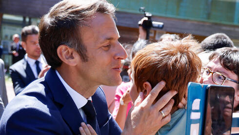 נשיא צרפת עמנואל מקרון עם תומכיו בקלפי טוקה בצפון המדינה סבב ראשון ב בחירות ל פרלמנט