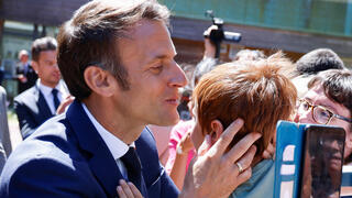 נשיא צרפת עמנואל מקרון עם תומכיו בקלפי טוקה בצפון המדינה סבב ראשון ב בחירות ל פרלמנט