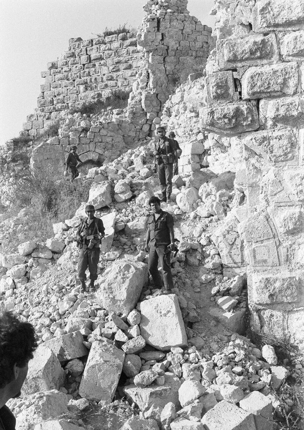 Soldiers in Beaufort (Photo: IDF Archives at the Ministry of Defense, IDF Spokesperson) ארכיון צה"ל חושף 40 שנה מלחמה מלחמת שלום הגליל חומרים מסמכים קרב בופור לבנון פרוטוקולים הערכת מצב