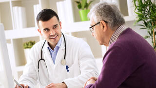 רופא מסביר למטופל מבוגר