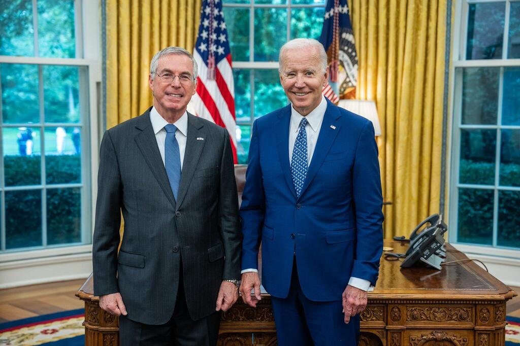 נשיא ארה"ב ג'ו ביידן עם שגריר ישראל מייק הרצוג