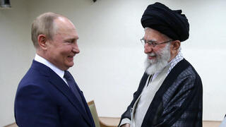 נשיא רוסיה ולדימיר פוטין עם המנהיג העליון של איראן עלי חמינאי ו נשיא איראן איברהים ראיסי ב טהרן