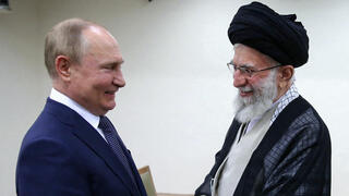 נשיא רוסיה ולדימיר פוטין עם המנהיג העליון של איראן עלי חמינאי ו נשיא איראן איברהים ראיסי ב טהרן