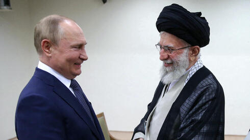 נשיא רוסיה ולדימיר פוטין עם המנהיג העליון של איראן עלי חמינאי ו נשיא איראן איברהים ראיסי ב טהרן
