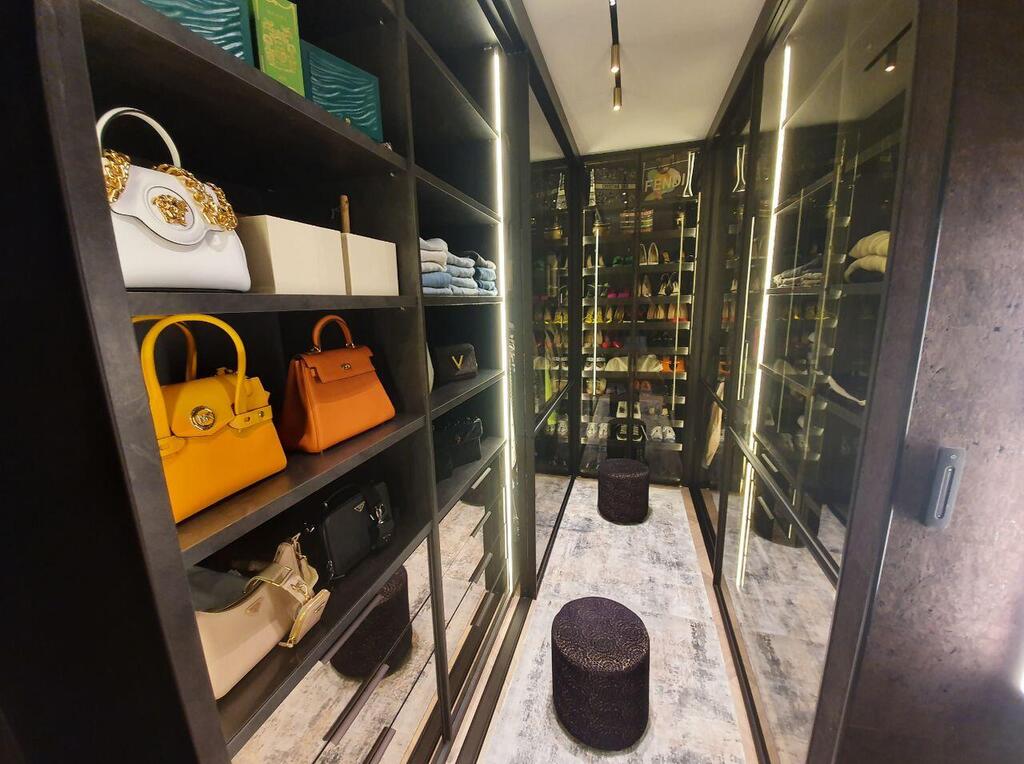 Closet room in Ashdod (Photo: Assaf Kamer) חדר ארונות באשדוד
