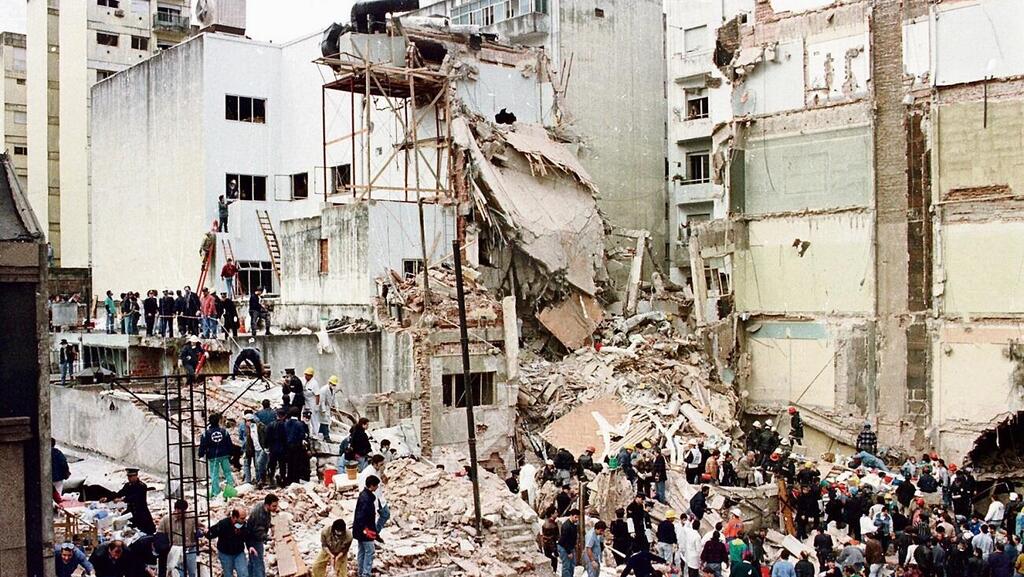 The AMIA building after the 1994 bombing (Photo: Reuters) בניין אמי"א אחרי הפיגוע