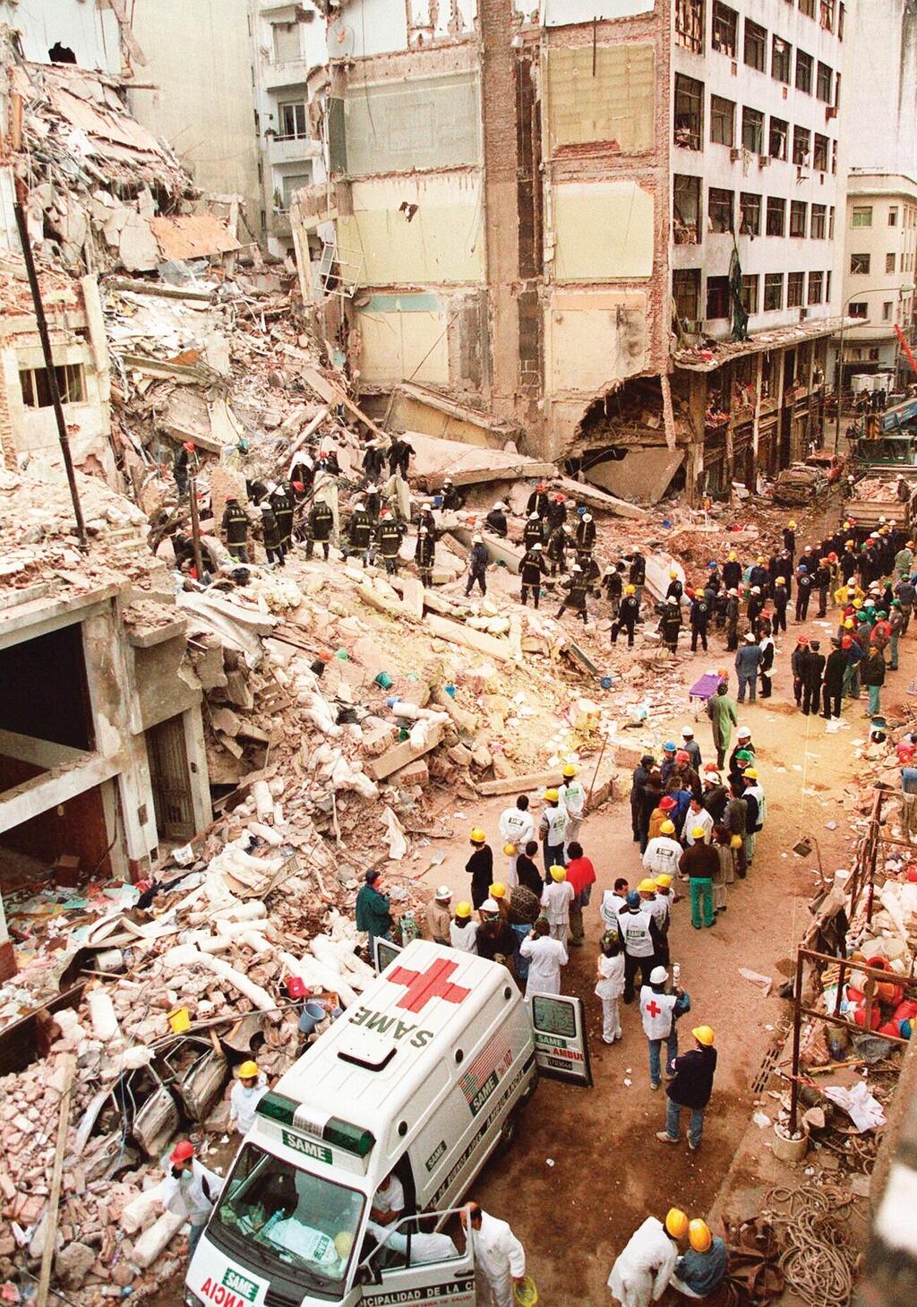 The 1994 bombing of the AMIA Jewish community center in Buenos Aires (Photo: AP) הפיגוע בבניין הקהילה היהודית בארגנטינה, 1994