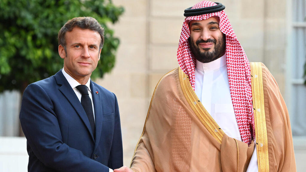 France and Saudi Arabia are hosting a conference in support for a two-state solution. (Photo: AFP) עמנואל מקרון נפגש עם מוחמד בן סלמאן בפריז